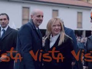 Meloni arriva a Pontida per i funerali di Umberto Bossi