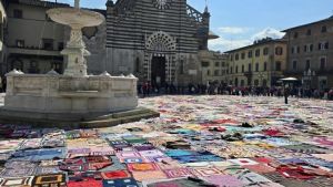 Prato, una maxi coperta in piazza Duomo contro la violenza sulle donne