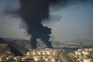 Iran Intensifies Strikes on Gulf Energy Facilities