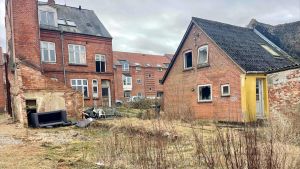 Sæt tommelskruerne på det ejendomsfirma! De skader jo Vejle