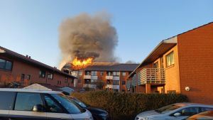 Store flammer og masser af røg fra lejligheder