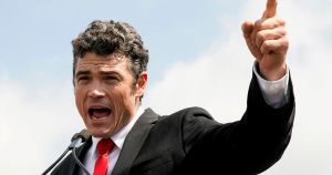 Prva protestna ostavka otvara važno pitanje zašto se Trump reinkarnirao iz predsjednika mira u pokretača ratova