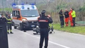 Incidente sulla provinciale 280: motociclista di 17 anni finisce contro palo e muore