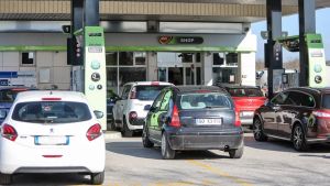 Stretta della Slovenia sui carburanti: tetto di 50 litri ai privati