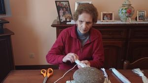 Nina, 87 anni, ultima retaia di Monte Isola: “La mia vita? Ho iniziato a cucire che ero una bambina”