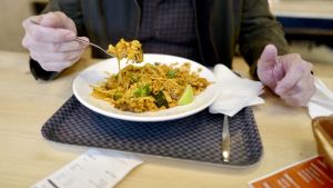 Is ’s middags warm eten gezonder dan ’s avonds? ‘Een warme lunch is praktisch moeilijk uitvoerbaar’