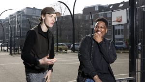 Na twee arrestaties koos Dishairo (17) zijn collega-pizzabezorger als mentor. ‘Ik wil zoals hij zijn’