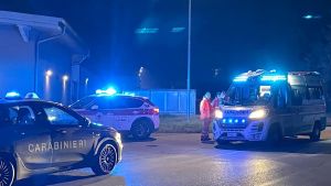 La lite finisce a colpi di roncola: follia in strada, un ferito e un arresto