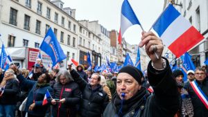 Fransa aşırı sağa kaymadı