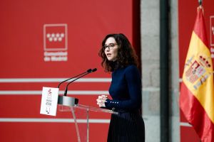 Ayuso se pone el traje conspiranoico: del bulo del DNI a la teoría del gran reemplazo por miedo a un vuelco electoral