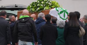 Va’ Bossi. Il funerale delle origini. Insulti, 