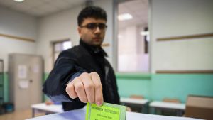 Referendum, seggi riaperti: voto fino alle 15 Campania, affluenza al 37,78% |