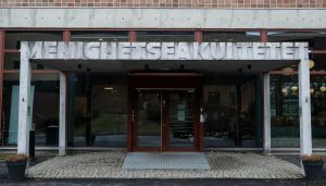 De fremmer islam, men ber fortsatt om kristenfolkets penger