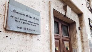 «Falsi certificati ai marittimi». Imputate 44 persone: i nomi. Coinvolti medici, infermieri e naviganti