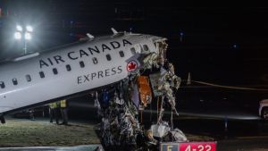 Njujorški aerodrom zatvoren: Avion Er Kanade udario u vozilo, CNN javlja da su poginuli pilot i kopilot (FOTO, VIDEO)