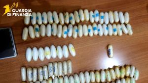Napoli, arrestato corriere della droga: aveva ingerito 123 ovuli di cocaina ed eroina