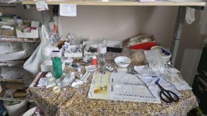 Visite, farmaci, flebo e iniezioni nell’ambulatorio abusivo. Falso medico denunciato