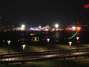 New York, aereo contro mezzo vigili del fuoco all'aeroporto LaGuardia - VIDEO