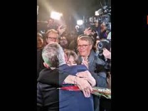 Eletto a Parigi il sindaco socialista Emmanuel Gregoire, la festa con l'uscente Anne Hidalgo