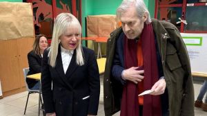Il voto di Vittorio Sgarbi al referendum, ritorno a San Severino Marche: l'arrivo ai seggi con la sciarpa rossa