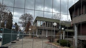 Das alte IHK-Gebäude in Villingen ist weiter auf dem Markt – aber warum steht dort nun ein Bauzaun?