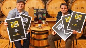 El whisky que elabora un vecino de Castropol se cuela en la final mundial de esta bebida: 