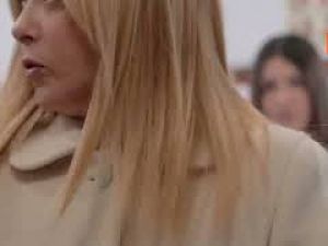 Meloni si fa un selfie con delle sostenitrici dopo il voto per il referendum sulla giustizia