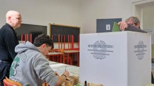 Referendum, primi exit poll: il No leggermente avanti
