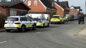 Derfor rykkede politiet ud: 54-årig mand i livsfare efter styrt i hjemmet