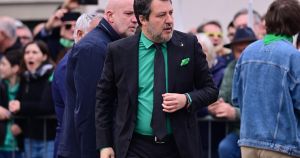 La Lega di Bossi voleva cambiare tutto, quella di Salvini si limita a cambiarsi d'abito