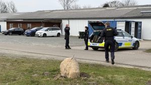 Politiet anholder otte personer under stor aktion