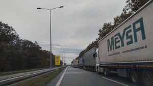 Putevi Srbije: Obustavljen saobraćaj za kamione na naplatnoj stanici Adaševci, kolona vozila do graničnog prelaza u Šidu