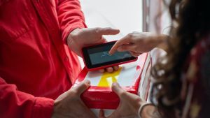 A casa arriva un misterioso pacco con un chilo di hashish: colf 60enne (ignara e incensurata) lo ritira. Finisce in carcere e poi viene liberata