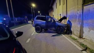 Si addormenta al volante, auto esce di strada e danneggia la tubatura del gas di una casa