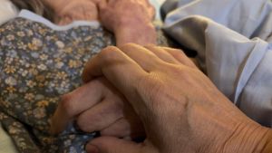 Yhteiskunta | Muistisairaan äitini viimeiset hetket saivat miettimään, miten Suomessa annettava hoito eroaa eutanasiasta