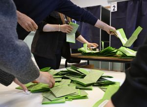La giornata d'uno scrutatore (che fa i brogli)