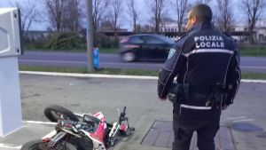 Gualtieri, ventenne grave dopo schianto in moto