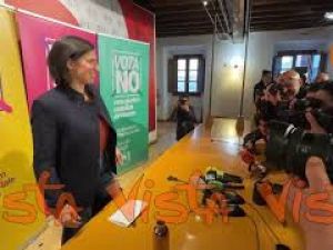 Applausi all’arrivo di Elly Schlein al Pd per conferenza dopo vittoria al Referendum