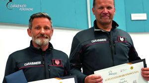 Salvarono una donna sulla pista da sci, premiati due carabinieri: «Non chiamateci eroi»