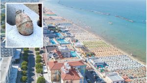 Bomba in spiaggia vicino al ristorante