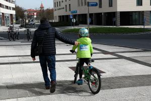 Qué dice la ciencia sobre la ventaja de tener abuelos... y de tener nietos