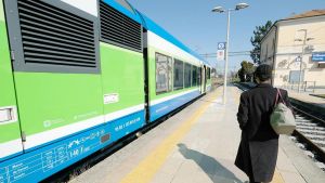 Verso l’anno di stop del Besanino, i pendolari bocciano i bus sostitutivi: “Le alternative sono insufficienti”