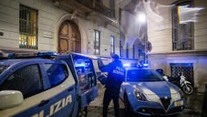 Donna accoltellata in viale Monza: il fendente dell’ex in camera da letto e la pista della trappola premeditata