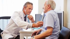 Mancano i medici di base, l’Asl prova a correre ai ripari. Ma intanto il soccorso lo fanno ‘corsisti’ e anziani