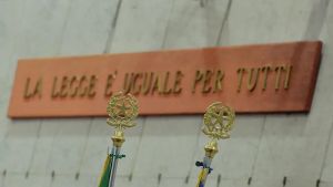 Venezia, per sfuggire all’arresto si getta in acqua con un chilo di cocaina