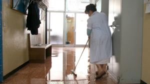 Custode aggressiva con la prof, il preside la sospende: “Mi ha puntato il dito contro”. Ma lei fa ricorso (e lo vince)