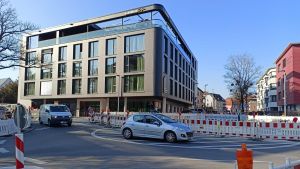 Schluss mit geradeaus! Stadt zwingt Autofahrer, die Verkehrsinsel zu umfahren