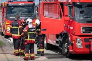 16-årig satte ild til sovende families biler – nu er han endt i kæmpe gæld