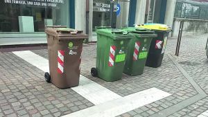 Bidoni dei rifiuti in mezzo ai percorsi per i non vedenti: «Non è un episodio isolato»