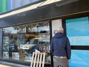 Livorno, spaccano la vetrina con lo scooter: «Erano in due con un Honda Sh»